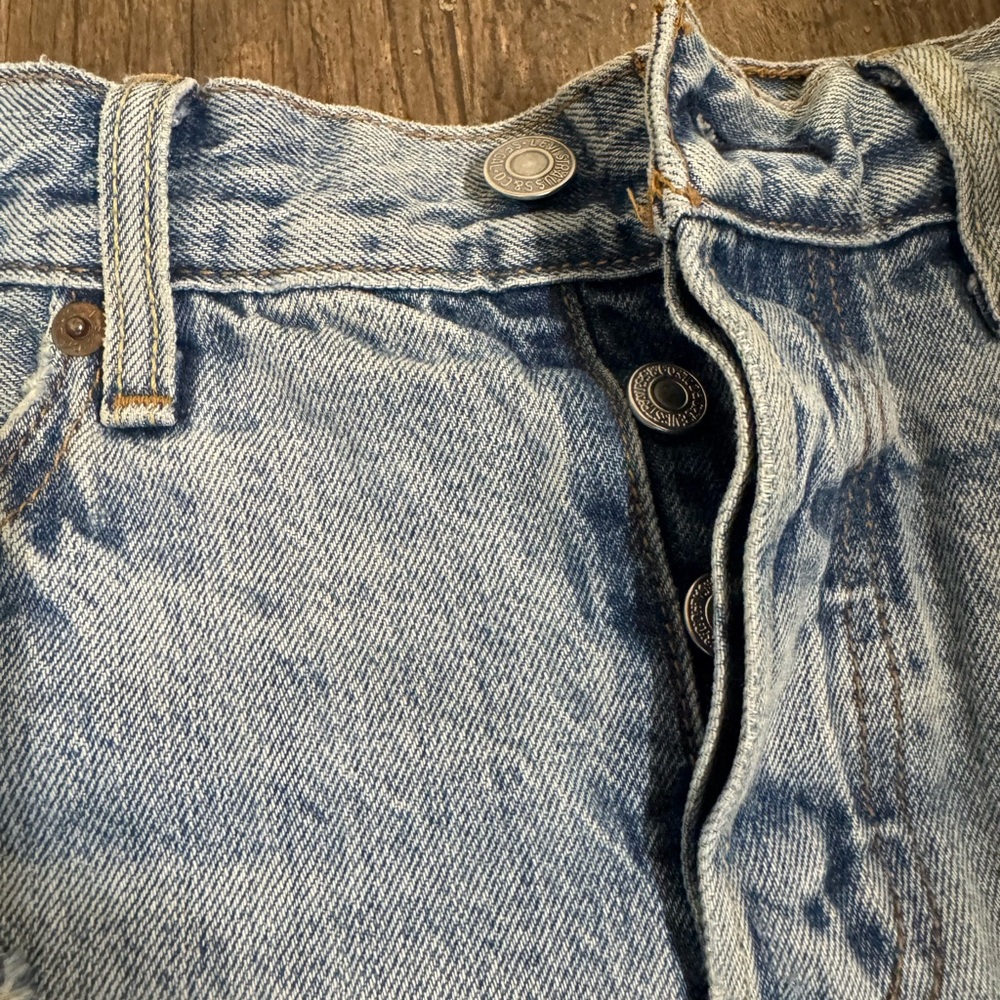 Levi’s 501 shorts size 25. Light denim. Button up fly. High waisted - Picture 4 of 13